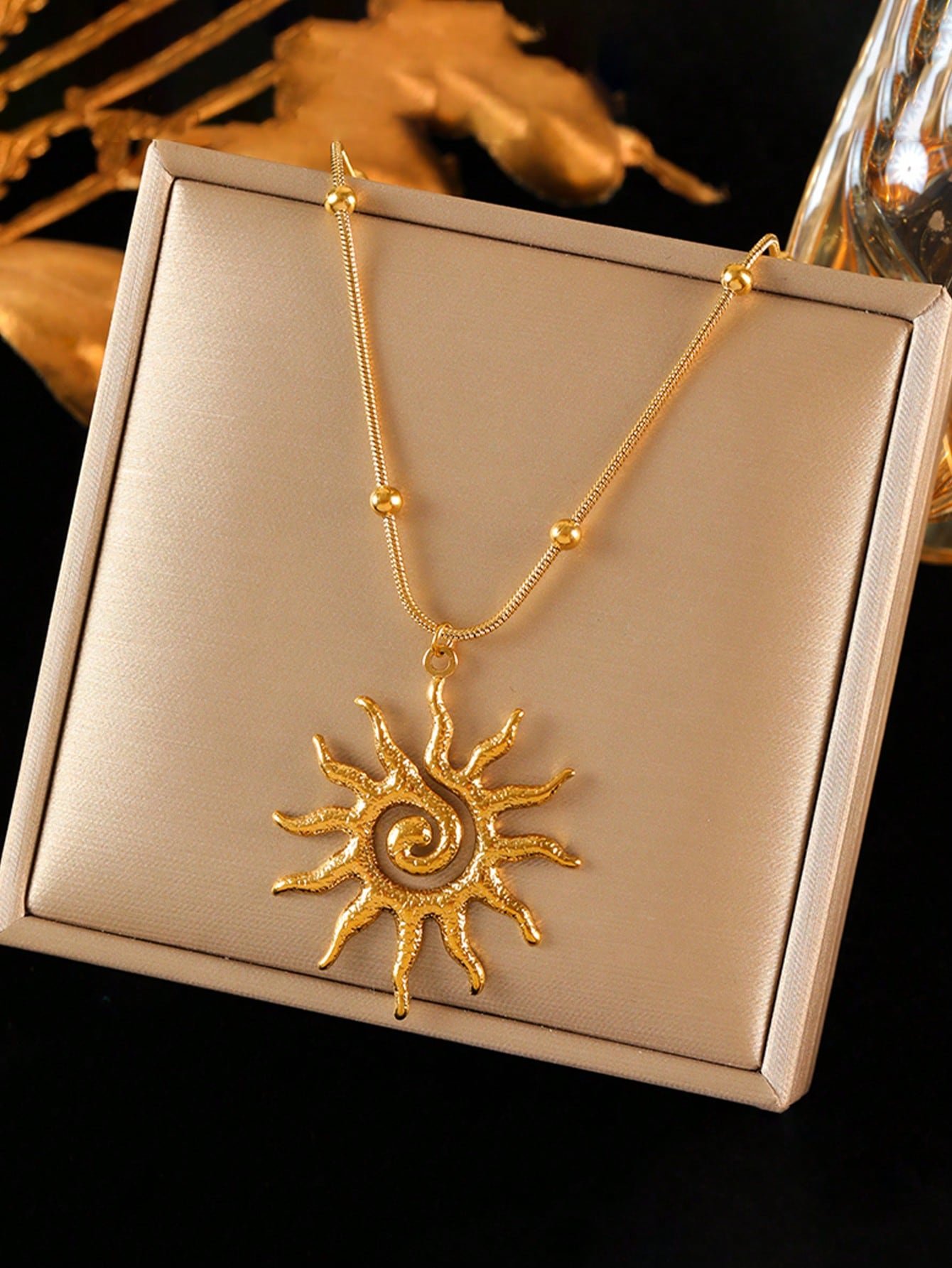 1 Set de Collar con Colgante de Girasol Martillado de Acero Inoxidable y Aretes, Color Dorado, Adecuado como Regalo