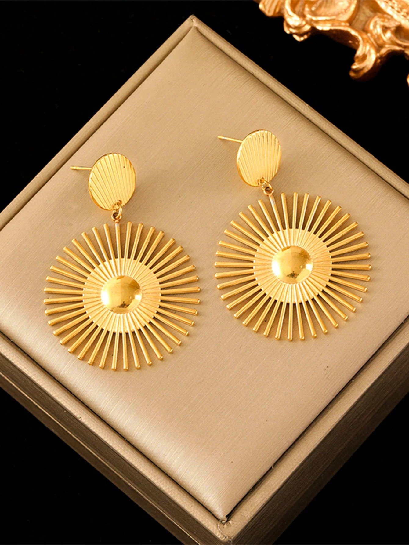 1 par de pendientes de botón de girasol exagerados de acero inoxidable para mujeres, adecuados para uso diario y como regalo