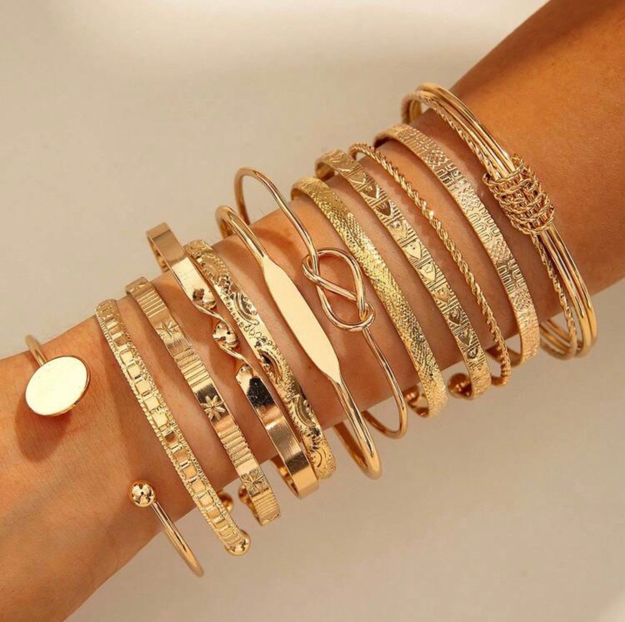 Set de 12 piezas de brazaletes de metal con textura en forma de corazón, brazaletes bohemios ajustables y multicapa, adecuados para uso diario y de fiesta, regalo ideal para amigos